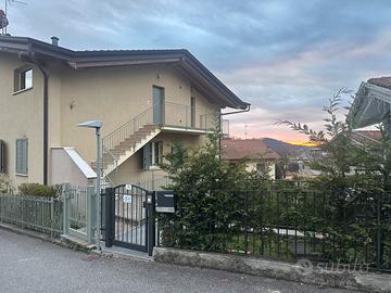 Entratico-Trilocale con garage doppio