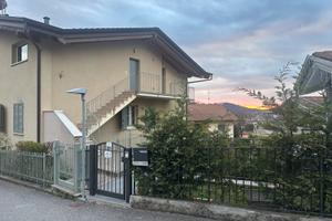 Entratico-Trilocale con garage doppio