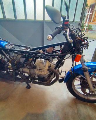 Moto Guzzi V65 1983 da restaurare + pezzi vari