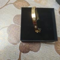 bracciale rigido in acciaio inox è impreziosito da