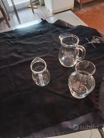 Coppe gelato e brocche di vino