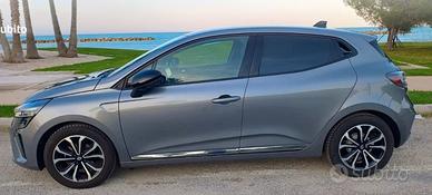 Clio 1.0 GPL con assicurazioni fino a gennaio 2027