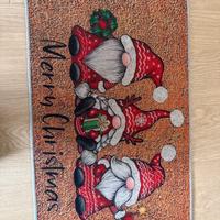 Tappeto natalizio con gnomi – Merry Christmas