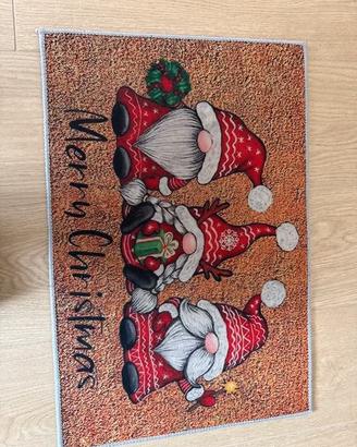 Tappeto natalizio con gnomi – Merry Christmas