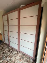 Armadio spazioso con 3 ante scorrevoli