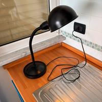 Lampada da tavolo con braccio regolabile