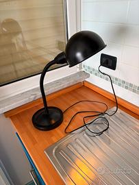 Lampada da tavolo con braccio regolabile
