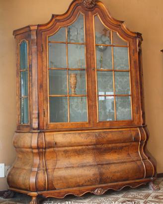 Vetrina in radica di noce