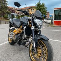 Aprilia shiver 750 nero e oro