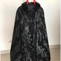 Mantella nera con abito nero Prima Donna