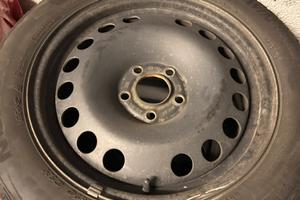 4 Pneumatici da neve + cerchi in ferro 205/55 R16