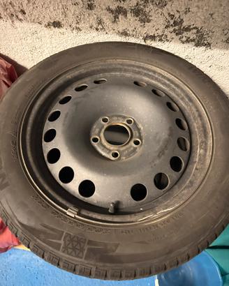 4 Pneumatici da neve + cerchi in ferro 205/55 R16