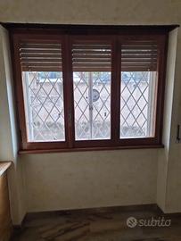 Finestre e porta finestra con zanzariere e tappare