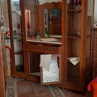 Mobile a vetrina e specchiera anni '60 restaurato.