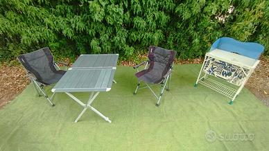 Tavolo, poltroncine, mobiletto cucina campeggio