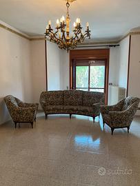 Tris divani vintage in stoffa e legno