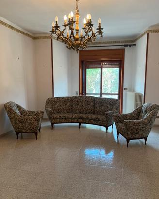Tris divani vintage in stoffa e legno