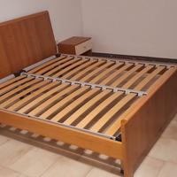 letto matrimoniale e comodini
