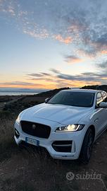 Jaguar F Pace R Sport con tetto panoramico