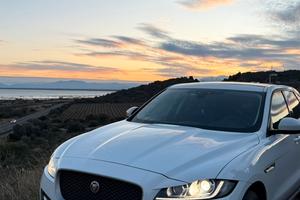 Jaguar F Pace R Sport con tetto panoramico