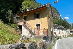 Casa indipendente con terreno circostante