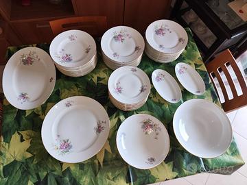Servizio piatti Ginori 56 pezzi fiori e filo oro