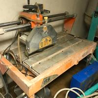 Taglierina elettrica per piastrelle e edili