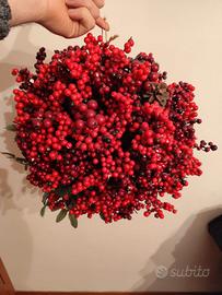 Palla decorativa con bacche rosse artificiali