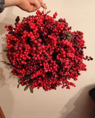 Palla decorativa con bacche rosse artificiali