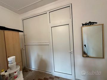 parete e porta in alluminio color bianco