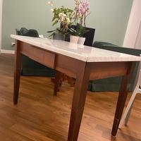 Tavolo in legno con rivestimento effetto marmo