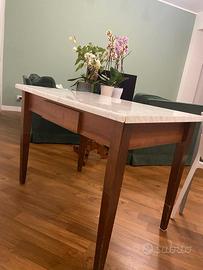 Tavolo in legno con rivestimento effetto marmo