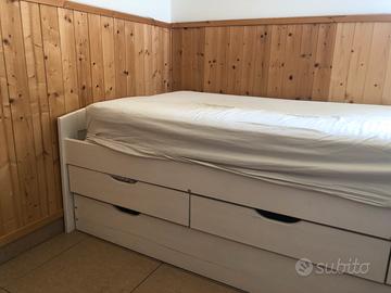 Letto singolo in legno