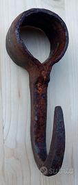 Antico gancio da macellaio in ferro battuto