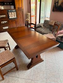 Tavolo in legno con sedie