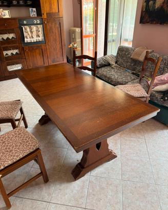 Tavolo in legno con sedie