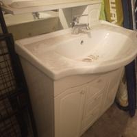 Mobile bagno con lavabo e specchiera con faretti