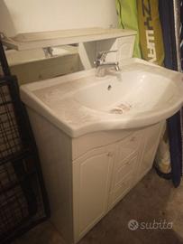 Mobile bagno con lavabo e specchiera con faretti