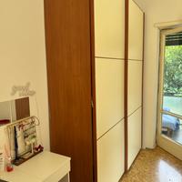 Armadio a due ante scorrevoli in legno e panna