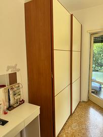 Armadio a due ante scorrevoli in legno e panna