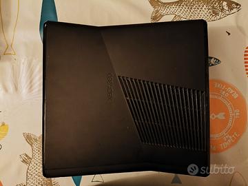 Xbox 360 con controller e giochi