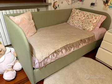 Letto Oggioni verde salvia a una piazza