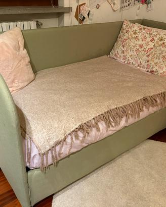 Letto Oggioni verde salvia a una piazza