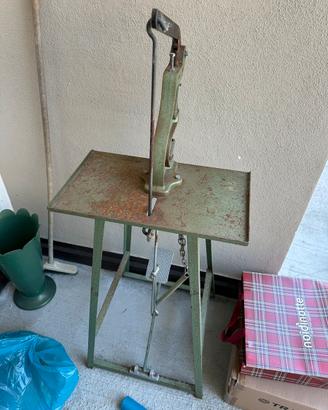 Fustellatrice a pedale vintage per pelletteria