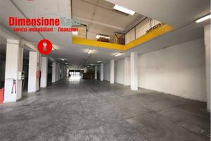 Immobile di 2250 m² con 2 locali a Nola