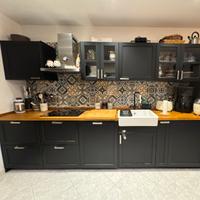 Cucina completa con cappa, forno e microonde-