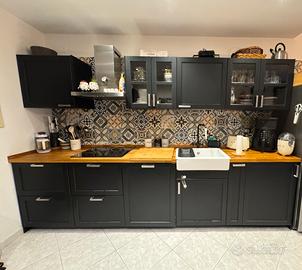 Cucina completa con cappa, forno e microonde-