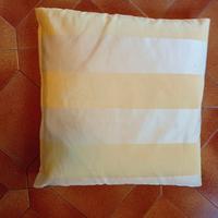 Cuscino giallo quadrato singolo a righe
