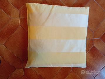 Cuscino giallo quadrato singolo a righe