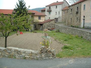 Rustico da ristrutturare in zona tranquilla